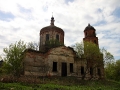 Покровская церковь стоит в центре села Лески, на крутом спуске к пруду.