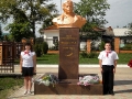 Ученики несут вахту памяти у бюста Героя Советского Союза, отважного летчика И.Л Федякова.