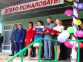 Губернатор Александр Козлов поздравляет учащихся гимназии с началом учебного года.