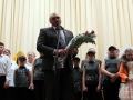 Цветы артистам вручает глава района Юрий Маслов.