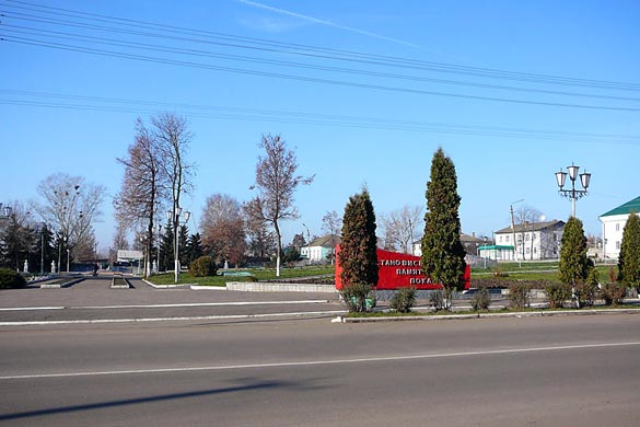 Общий вид воинского захоронения г. Малоархангельск: вход в Парк Победы