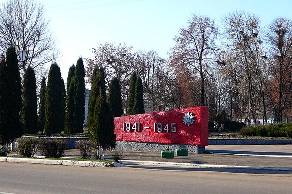 Общий вид воинского захоронения г. Малоархангельск: вход в Парк Победы