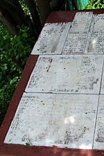Мраморные плиты с фамилиями: левая часть мемориала