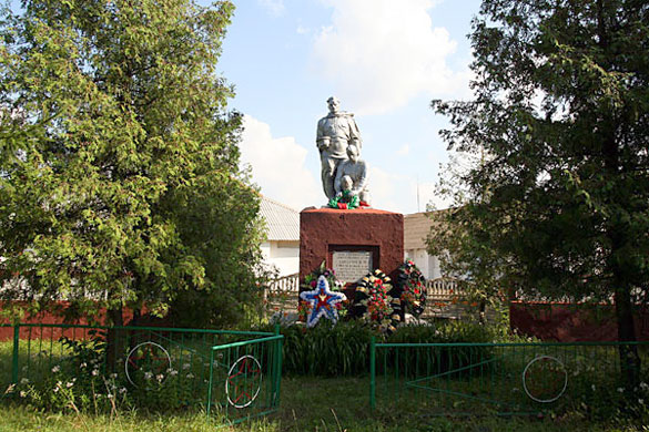 Общий вид воинского захоронения ст. Малоархангельск, 2009 год.