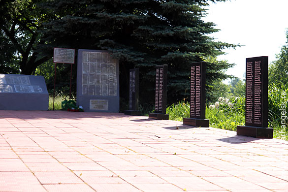 Мемориал в Протасово, 5 плит с фамилиями бойцов, установленных в 2010 году