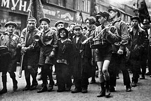 Пионеры и беспризорники. Москва, 1 мая 1927.