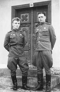 Петр Петрушин (слева). День Победы в Чехословакии