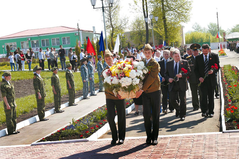 в Малоархангельском районе прошли торжественные мероприятия, посвященные Дню Победы. Возложение цветов к воинскому захоронению в г. Малоархангельске.