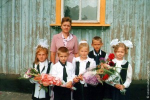 Учительница Хитровской начальной школы Юлия Леонидовна Чернова с учениками. 1 сентября 2004 года.