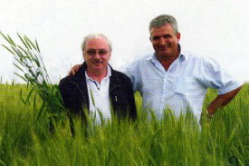 Салис Добавевич Каракотов, генеральный директор ЗАО «Щёлково Агрохим» (слева)