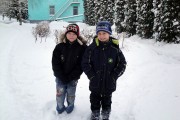 Мальчишки на снегу.