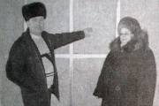 Глава города Н. В. Коклевская и директор МСШ № 2 И. И. Горохов на строительном объекте.