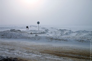 Дороги в стороне от трассы забиты снегом.