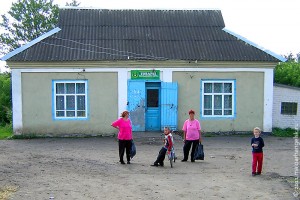 Сельмаг в с. Первая Ивань. Фото 2004 года.