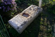 Надгробная плита на могиле Никодима у стены Богоявленского храма.