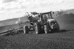 Тракторы на полях закладывают надёжную основу под урожай.