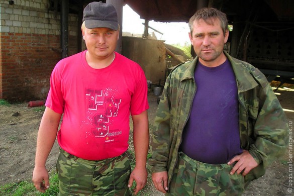 На сушилке работают молодые парни — Евгений Александрович Трошин и Александр Сергеевич Леонтьев.