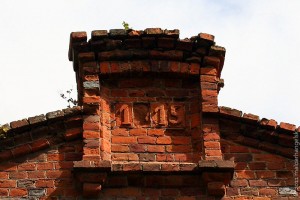 Сохранившиеся остатки кирпичной кладки в Каменке: фронтон бывшей школы.