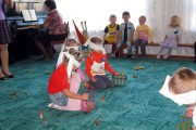 Праздник осени в Тиняковском детском саду. Дети играют.