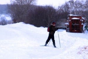 Школьник Ивановской средней школы едет домой на лыжах зимой 2011 года.