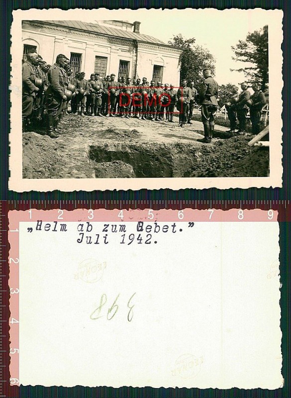 Немцы хоронят своих солдат в Малоархангельске. Июль 1942 года.
