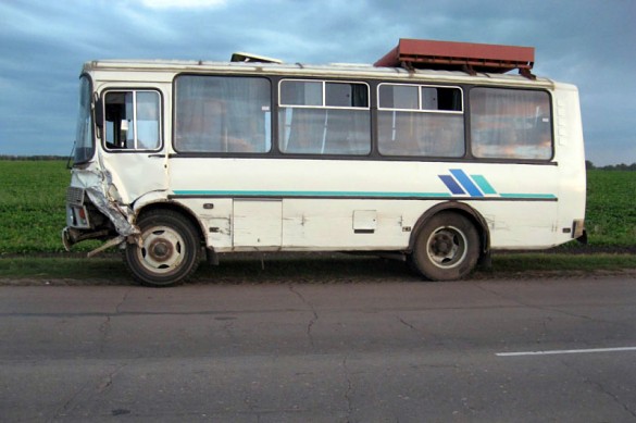 «Волга» въехала в рейсовый автобус «Орёл-Малоархангельск» и такси: последствия ДТП.