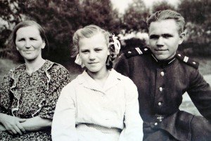 Внуковы: мама, сестра Валя, Виктор. На побывке, 1954 год.