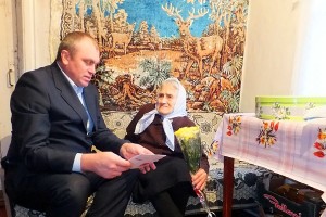 Нина Ивановна Ермилова получила поздравление от президента из рук главы администрации Малоархангельского района.
