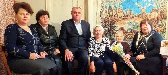 С юбилеем Нину Ивановну поздравили глава района и другие официальные лица.