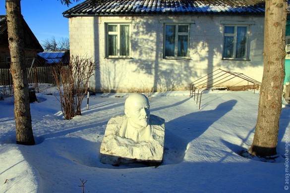 Бюст Ленина в палисаднике.