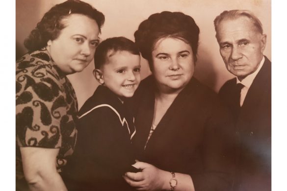 Владимир Васильевич Ченцов с дочками и внуком