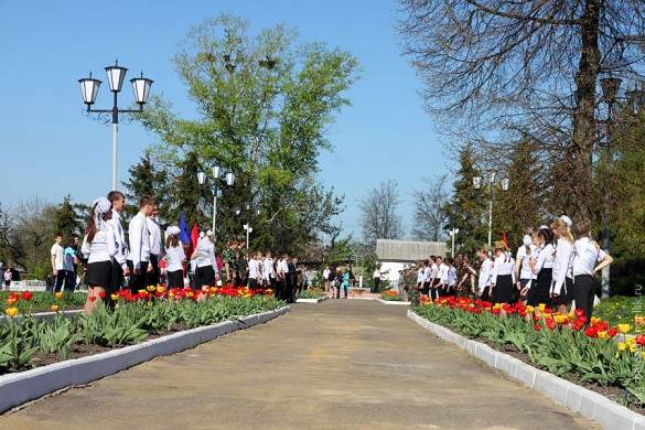 На центральной аллее Парка Победы Малоархангельска выстроились юнармейцы.