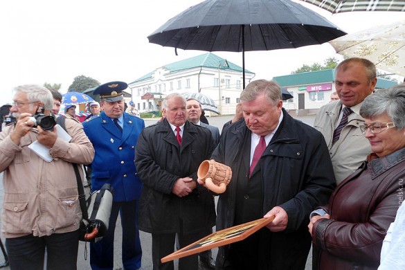 Губернатор получил в подарок керамическую кружку и изделие из соломки.