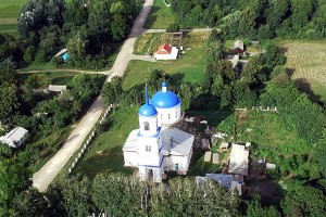 На фото: село Архарово и Покровский храм села, на площади перед храмом и состоялся сход, где было принято решение о закрытии кабака.