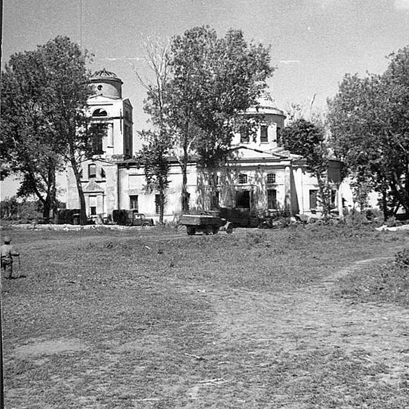 Богоявленский храм (фото 1942 года) и площадь перед ним, на которую пришёл крестный ход.