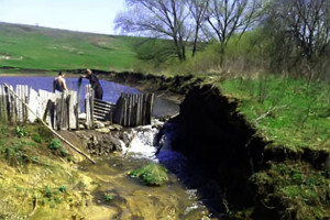 Жители Гнилой Плоты за строительством импровизированной плотины.