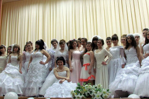 Даже работники малоархангельского ЗАГСа не видели такого количества девушек в свадебных платьях.