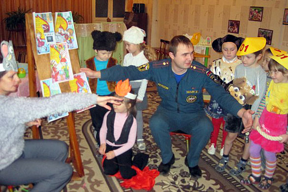 Выпускник вуза МЧС России неожиданно для себя, придя на урок безопасности, попал на театрализованное противопожарное представление в детском саду.