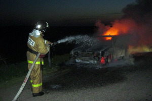 Автомобиль в огне.