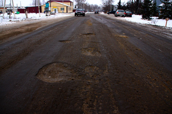 Разбитая дорога на улице Калинина в Малоархангельске.