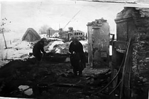 Колхозник И.П.Сильверстов с женой Домной Андреевной в селе Хмелевом у своего дома, разрушенного немцами.