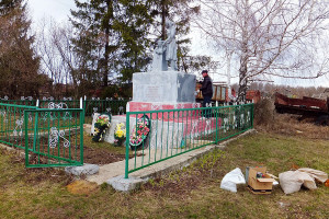 Идет ремонт на братском захоронении в селе Первая Ивань.