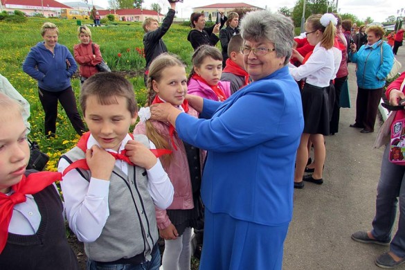 Пионерские галстуки ребятам повязывает руководитель дома детского творчества Малоархангельска Коклевская Надежда Васильевна.