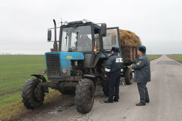 Трактор во время проверки инспекторами ГИБДД.