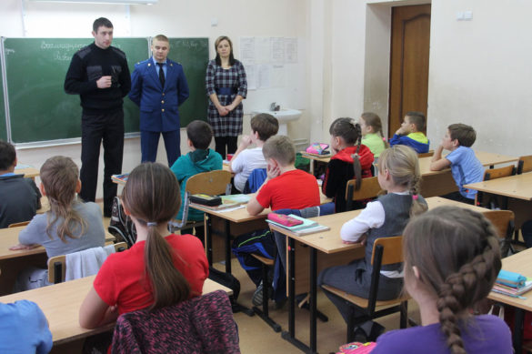 Сотрудники Госавтоинспекции Малоархангельского района встретились с учащимися Малоархангельской средней школы №2.