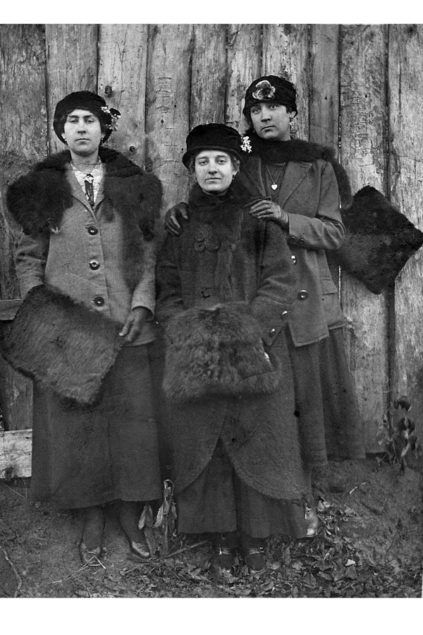 Исаева Ольга Сергеевна (старшая дочь С. Н. Исаева, 1888 г., в центре) в подругами в Малоархангельске.