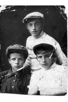 Снимок 1934 года, на котором запечатлены три молодых человека., 