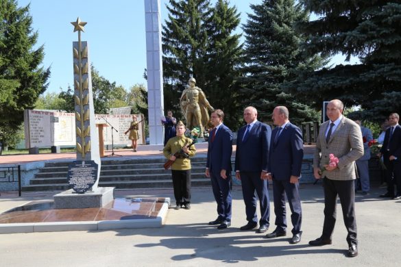 На церемонии открытия стелы «Населенный пункт воинской доблести» в Протасово.