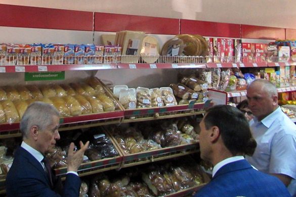 Онищенко посетил с рабочим визитом минимаркет