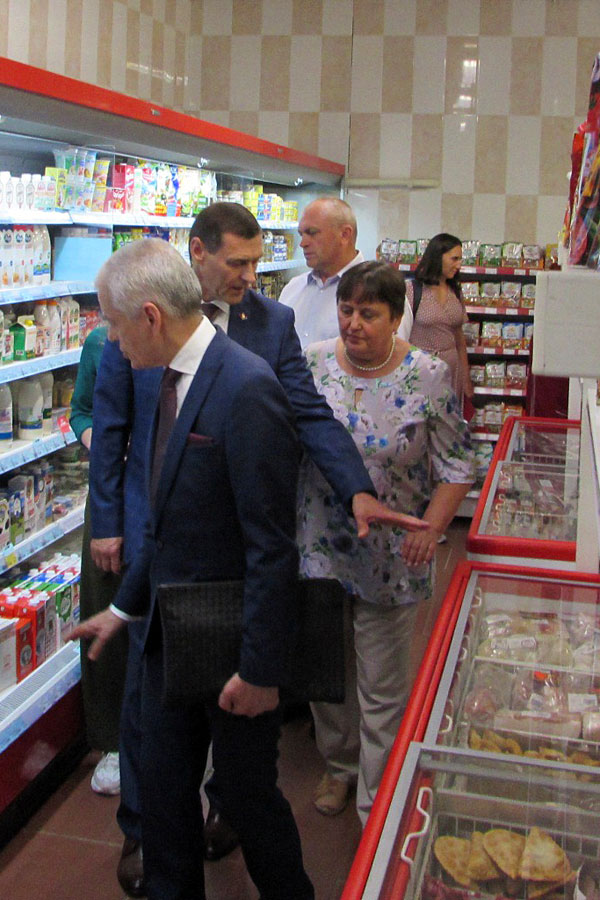 Онищенко посетил с рабочим визитом минимаркет